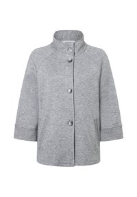 Grijze, korte mouw jasje van een zachte stof met een hoge kraag, een sluiting met vijf knopen aan de voorkant en zijzakken. Heeft raglan mouwen.