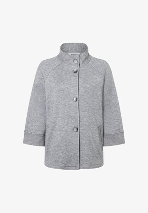 Grijze, korte mouw jasje van een zachte stof met een hoge kraag, een sluiting met vijf knopen aan de voorkant en zijzakken. Heeft raglan mouwen.