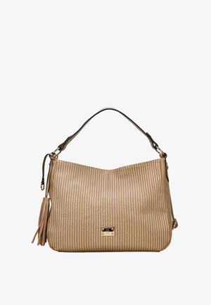 Bolso de mano tejido en marrón con un acabado texturizado, herrajes dorados, una correa de hombro negra y un detalle de borla larga.