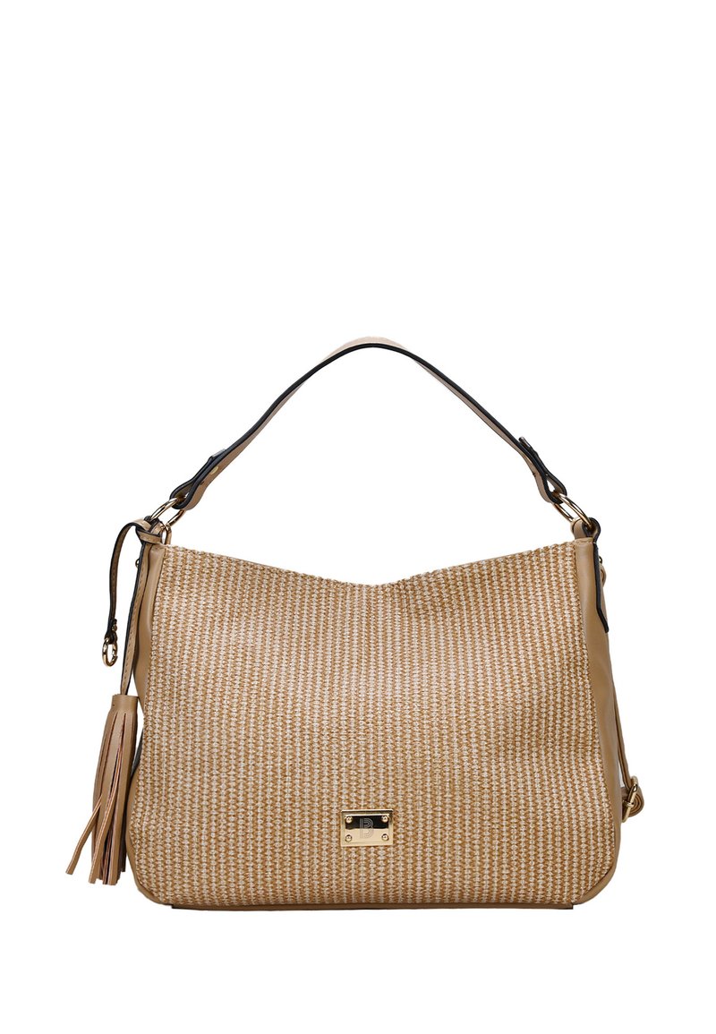 Bolso de mano tejido en marrón con un acabado texturizado, herrajes dorados, una correa de hombro negra y un detalle de borla larga.