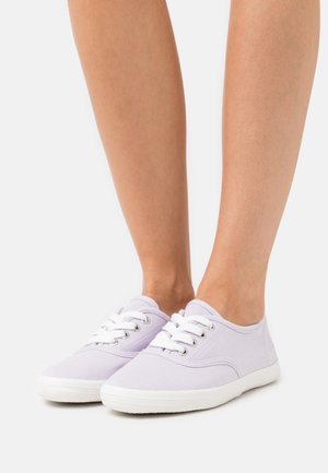 Lila canvas sneakers met witte rubberen zolen, met een ronde neus, klassiek vetersysteem en zilveren oogjes.
