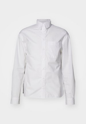 Bijela košulja dugih rukava s dugmadi, izrađena od pamuka, s ovratnikom, prednjim džepom i klasičnim krojem s glatkom teksturom.