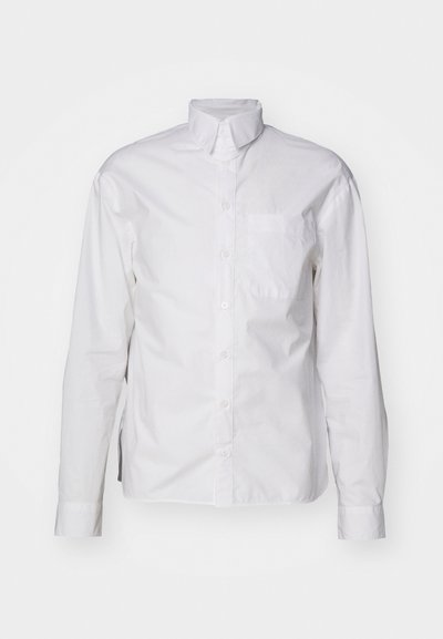 Biela košeľa s dlhým rukávom a gombíkmi vyrobená z bavlny, so štýlovým golierom, prednou vreckom a klasickým strihom s hladkou textúrou.