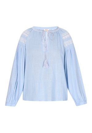 Gaiši zila blūze ar garām piedurknēm, apaļu kakla izgriezumu, saites detaļu un izšūtas akcentus uz pleciem. Izgatavota no mīkstas, teksturētas auduma.