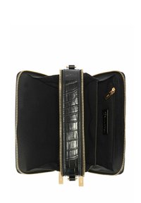 Czarna torebka skórzana z tłoczonym wzorem w kształcie krokodyla, z teksturowanym paskiem, złotym zamkiem błyskawicznym oraz dwoma wnętrzami, z których jedno ma kieszeń na zamek.