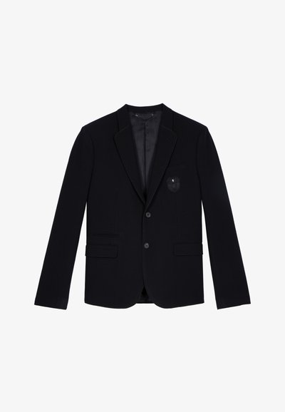 Zwarte op maat gemaakte blazer van gladde stof, met een satijnen pieklapel, twee voorzakken en een decoratieve patch op de linkerborst.