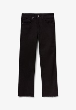 Czarne dżinsy z prostymi nogawkami, surowym wykończeniem, pięcioma kieszeniami, metalowym zapięciem oraz subtelnymi detalami w postaci przeszyć.