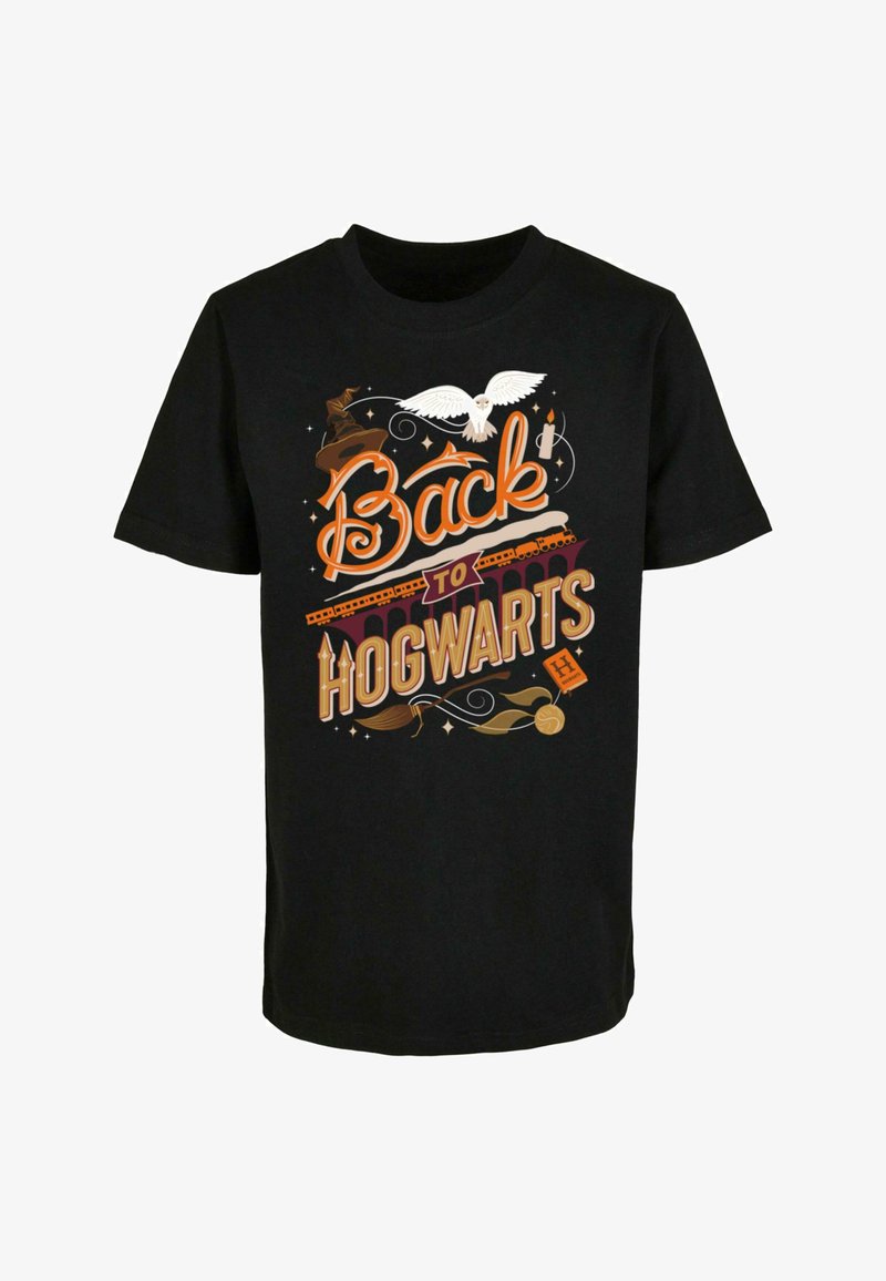 T-shirt in cotone nero con un design grafico colorato e la scritta "Back to Hogwarts", accompagnata da icone come un gufo, un treno e stelle.