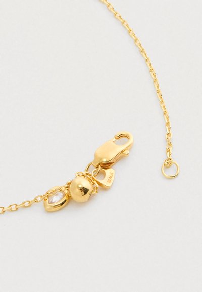 Βραχιόλι με αλυσίδα από χρυσό, με κούμπωμα αστακού, διακοσμητική χρυσή μπίλια και διαυγή πέτρα σε σχήμα σταγόνας. Υφασμένοι κρίκοι και μικρή καρδιά ως ταμπελάκι.