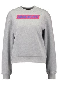 Sudadera gris de manga larga, con puños y dobladillo acanalados. Presenta un llamativo texto en rojo y azul que dice "SMOKING HOT" en la parte delantera. Textura suave.