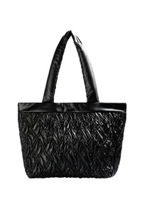 Bolso negro que presenta un diseño acolchado con un acabado liso y brillante. Tiene dos asas acolchadas y una forma rectangular.