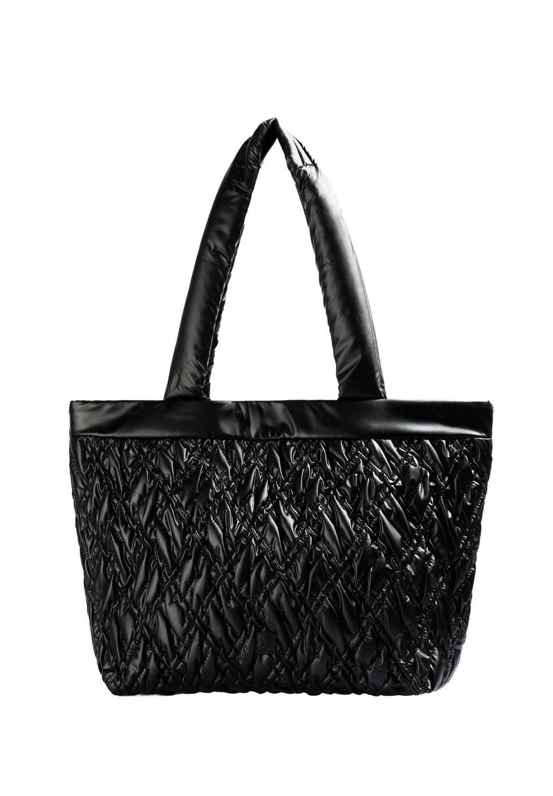 Bolso negro que presenta un diseño acolchado con un acabado liso y brillante. Tiene dos asas acolchadas y una forma rectangular.