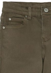 Olivgrön denimjeans med fem fickor, metalldragkedjestängning och kontrasterande sömnadsdetaljer. Slät textur och klassisk passform.