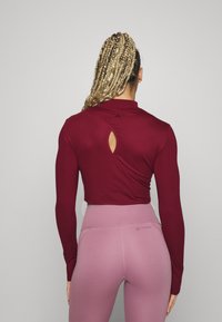 adidas Performance YOGA STUDIO - Camisola de manga comprida - shadow red