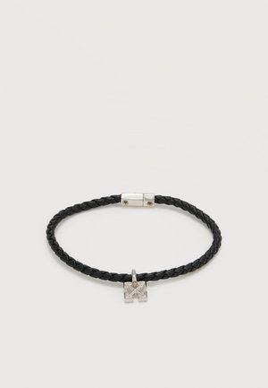 Μαύρο πλεκτό δερμάτινο βραχιόλι με τετράγωνο ασημένιο γούρι που διαθέτει ανάγλυφο γεωμετρικό σχέδιο και ασημένιο μαγνητικό κούμπωμα.