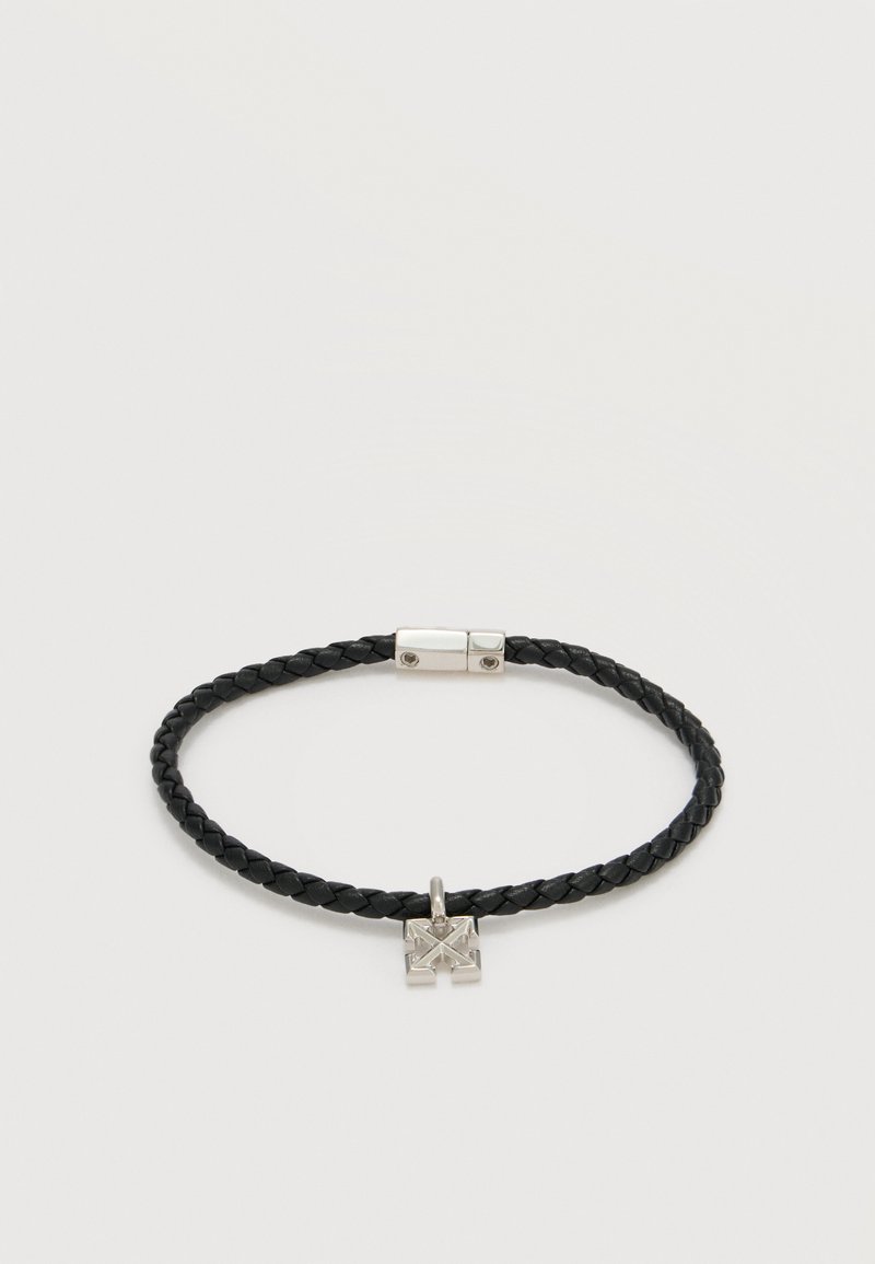 Μαύρο πλεκτό δερμάτινο βραχιόλι με τετράγωνο ασημένιο γούρι που διαθέτει ανάγλυφο γεωμετρικό σχέδιο και ασημένιο μαγνητικό κούμπωμα.
