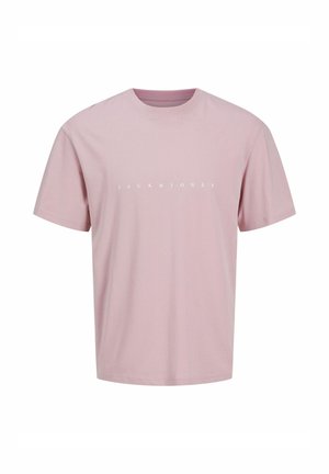 Lys pink kortærmet t-shirt lavet af bomuld; har en rund halsudskæring og teksten "JACK & JONES" i hvidt centreret på forsiden.