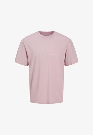 Lichtroze T-shirt met korte mouwen van katoen; heeft een ronde halslijn en de tekst "JACK & JONES" in het wit gecentreerd op de voorkant.