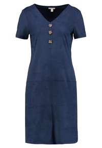 Granatowa sukienka z krótkim rękawem i dekoltem w serek, z trzema guzikami z przodu oraz gładką, zamszową teksturą. Projekt o długości do połowy uda.
