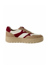 Zapatilla en tonos marrón y burdeos que presenta una combinación de ante texturizado y piel lisa, con una suela blanca gruesa y patrones decorativos en los laterales.