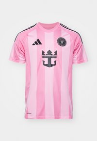 Rosa Fußballtrikot mit vertikalen Streifen, schwarzen Akzenten und einem grafischen Logo. Hergestellt aus atmungsaktivem Material, mit kurzen Ärmeln und einem runden Kragen.