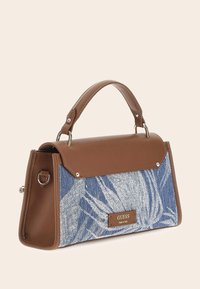 Brązowa torebka ze sztucznej skóry z niebieskim ciałem z denimu, kwiatowym wzorem, uchwytem u góry i srebrnymi okuciami. Posiada metalową tabliczkę z logo marki.