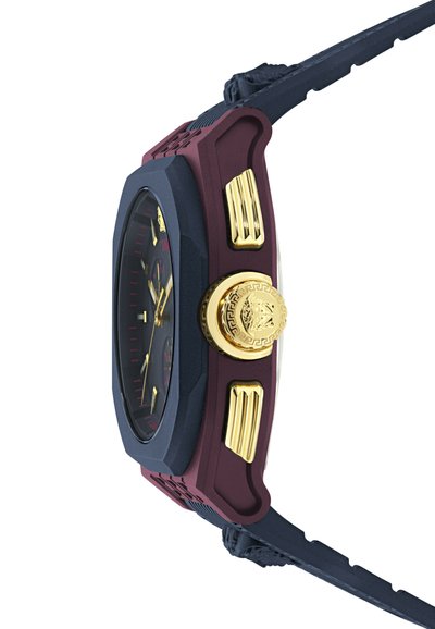 Montre analogique avec un cadran noir, un boîtier bordeaux et marine, des accents dorés, un bracelet texturé et un bouton multi-texturé pour faciliter le réglage.