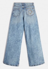 Vaaleansiniset leveälahkeiset farkut, jotka on valmistettu denimi-kankaasta. Niissä on korkea vyötärö ja kaksi koristeompeleilla varustettua takataskua.