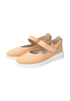 Chaussures en cuir beige avec un design perforé, une large sangle sur le dessus et une semelle en caoutchouc blanche. Comprend une semelle rembourrée.