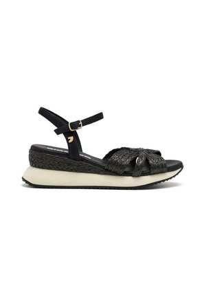 Sandal con cinturino intrecciato nero, soletta in gomma, cinturino alla caviglia regolabile e una piattaforma imbottita con accenti bianchi a contrasto.