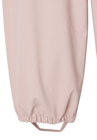 Helles rosa Regenjacke aus glattem, wasserdichtem Stoff, mit elastischen Bündchen und einer Aufhängeschlaufe am Ende für einfachen Transport.