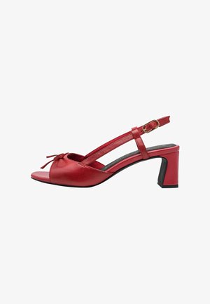 Rød læder slingback-sko med peep-toe design, med en sløjfe detalje, en buet hæl og en sort blokhæl. Justerbar ankelrem.