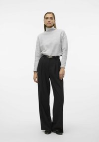 Pull en col roulé gris, pantalon noir taille haute avec plis, et chaussures noires. Design simple avec une texture lisse et une coupe décontractée.