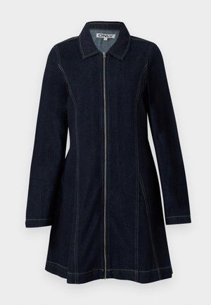 Chaqueta de denim en azul oscuro con cremallera frontal, cuello puntiagudo, mangas largas y pespuntes amarillos en costuras y bordes.