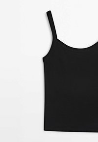 Débardeur noir à fines bretelles, fabriqué à partir d'un tissu lisse et extensible. Il présente un col rond et une silhouette ajustée.