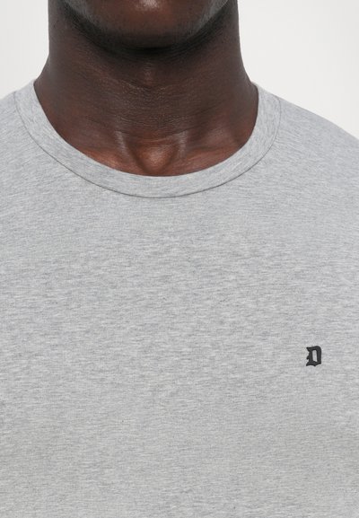 Hallhargne hallidega t-särk, mis on valmistatud pehmest puuvillasegust, esiküljel vasakul rinnal väikese musta "D" logoga, sile tekstuur.