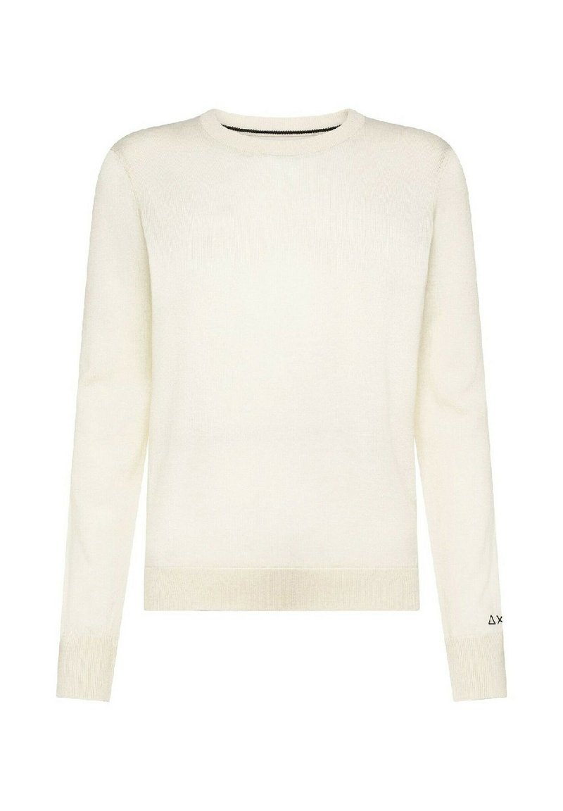 Maglione color crema con maniche lunghe, colletto rotondo, polsini e orlo a coste, caratterizzato da una leggera trama e un piccolo simbolo sulla manica sinistra.