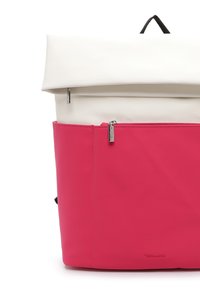 Mochila colorida con una tapa superior blanca, cuerpo rosa, textura suave y un bolsillo frontal con cremallera. Incluye un bucle negro para colgar.