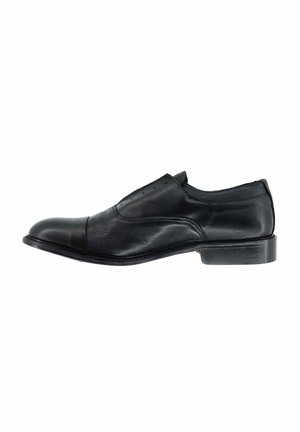 Scarpa da dress in pelle nera con texture liscia, punta rotonda e tacco basso a blocco. Presenta cuciture minime e un design slip-on.