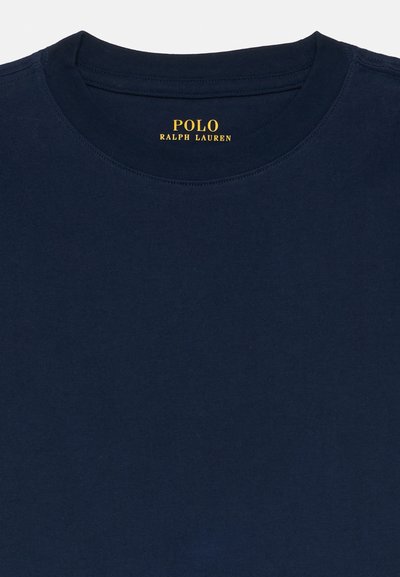 Námornícky modré bavlnené tričko s okrúhlym výstrihom. Na golieri sa nachádza žlté logo "POLO RALPH LAUREN". Hladká textúra a prispôsobený strih.
