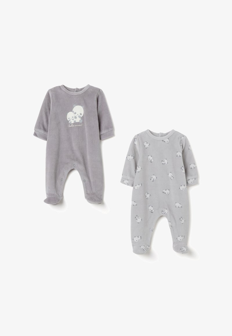 Due romper grigi per bambini realizzati in morbido tessuto. Uno presenta una stampa di panda con del testo; l'altro è decorato con un motivo di facce di panda.