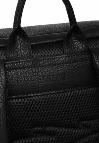 Černá kožená kabelka s texturovaným povrchem, detaily z síťoviny a pevnými uchy. Na předním panelu označeno nápisem "EDGELIS".