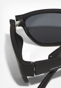 Armani Exchange Ochelari de soare - matte black/light grey black