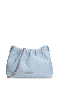 Borsa a tracolla in pelle intrecciata blu chiaro con parte superiore arricciata, tracolla in catena argentata e dettaglio del logo sulla parte anteriore. Superficie testurizzata e forma morbida.