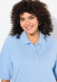 Ulla Popken MANCHES COURTES - Polotričko - light blue