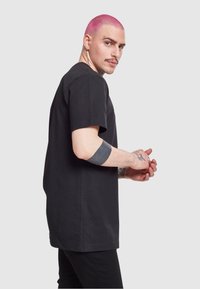 Mister Tee PARIS TEE - Camiseta estampada - black