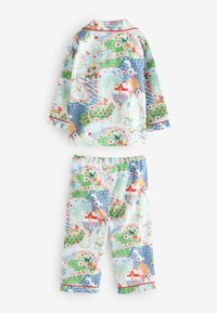 Vauvankangas lasten pyjamat, joissa on värikäs maisemakuosi punaisina, vihreinä ja sinisinä, valmistettu pehmeästä kankaasta ja jossa on kontrastiväriset reunat.