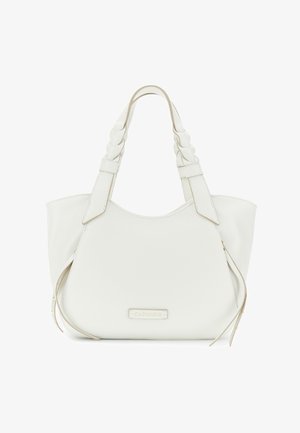 Hvid læder tote taske med fletede håndtag, guldfarvede hardwaredetaljer og en struktureret silhuet. Har en logoplade på fronten.