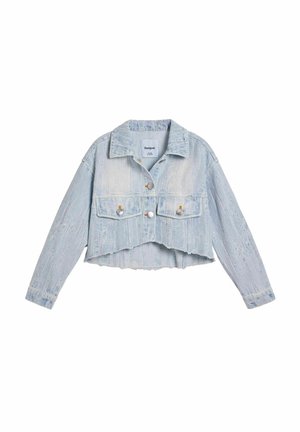 Chaqueta cropped de mezclilla azul claro con cuello puntiagudo, cierre frontal de botones, dos bolsillos en el pecho y detalles de dobladillo deshilachado.