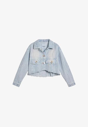 Chaqueta cropped de mezclilla azul claro con cuello puntiagudo, cierre frontal de botones, dos bolsillos en el pecho y detalles de dobladillo deshilachado.